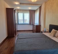 PRENÁJOM- Jedinečný, luxusný byt 148 m2 s terasami a parkovaním -Nitra - Spálňa na ulici Dolnohorská, pohodlný dvojlôžkový 4-izbový byt so vstavanou skriňou.