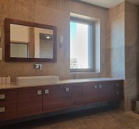PRENÁJOM- Jedinečný, luxusný byt 148 m2 s terasami a parkovaním -Nitra - Luxusná kúpeľňa z Dolnohorskej s drevenou skrinkou v 4-izbovom byte, slnečné svetlo.