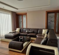 PRENÁJOM- Jedinečný, luxusný byt 148 m2 s terasami a parkovaním -Nitra - Štýlový 4-izbový byt: kožená sedačka, drevená podlaha, svetelné závesy na ulici Dolnohorská.