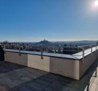 PRENÁJOM- Jedinečný, luxusný byt 148 m2 s terasami a parkovaním -Nitra - Terasa s panoramatickým výhľadom blízko ulice Dolnohorská, ideálna pre 4-izbový byt.