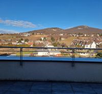 PRENÁJOM- Jedinečný, luxusný byt 148 m2 s terasami a parkovaním -Nitra - Výhľad z terasy na ulici Dolnohorská, kde sa nachádza 4-izbový byt s krásnym okolím.
