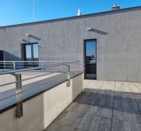 PRENÁJOM- Jedinečný, luxusný byt 148 m2 s terasami a parkovaním -Nitra - Na ulici Dolnohorská z 4-izbového bytu terasa s výhľadom, elegantné zábradlie, modrá obloha.