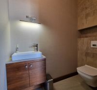 PRENÁJOM- Jedinečný, luxusný byt 148 m2 s terasami a parkovaním -Nitra - Kúpeľňa s umývadlom, drevenou skrinkou a toaletou; lokalita: Dolnohorská, 4-izbový byt.
