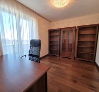 PRENÁJOM- Jedinečný, luxusný byt 148 m2 s terasami a parkovaním -Nitra - Domáca pracovňa s drevenými regálmi a stolíkom na ulici Dolnohorská v 4-izbovom byte.