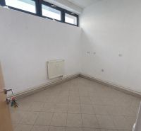 NA PRENÁJOM | Obchodný priestor v centre Galanty - 240 m² - Malé obchodné priestory s dlažbou a oknom po celej šírke steny.