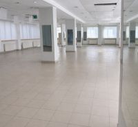 NA PRENÁJOM | Obchodný priestor v centre Galanty - 240 m² - Priestranné obchodné priestory s bielymi stenami, stĺpmi a dlažbou.