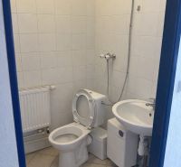 NA PRENÁJOM | Obchodný priestor v centre Galanty - 240 m² - Kúpeľňa v obchodných priestoroch s WC, umývadlom a sprchou.
