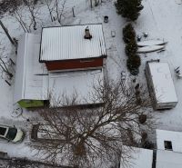 Rekreačná chata pri Váhu - Dlhá nad Váhom - bez rezervačnej zálohy - Záber zo vzduchu na zasneženú chatu v Dlhej nad Váhom.