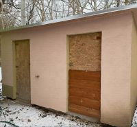 Rekreačná chata pri Váhu - Dlhá nad Váhom - bez rezervačnej zálohy - Malá ružová budova so zablokovanými dverami vedľa chaty v Dlhej nad Váhom.