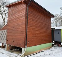 Rekreačná chata pri Váhu - Dlhá nad Váhom - bez rezervačnej zálohy - Chata v Dlhej nad Váhom s dreveným obkladom, zateplená bočná strana. Zima, snehová pokrývka.