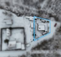Rekreačná chata pri Váhu - Dlhá nad Váhom - bez rezervačnej zálohy - Letecký pohľad na zasneženú chatu v obci Dlhá nad Váhom, zvýraznenú modrou čiarou.