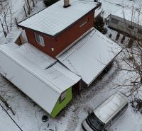 Rekreačná chata pri Váhu - Dlhá nad Váhom - bez rezervačnej zálohy - Zimná chata v Dlhej nad Váhom obklopená snehom, vedľa stojí karavan a auto.