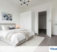 Moderný 4-izbový dom v tichej lokalite Šale – bez rezervačnej zálohy  - Spálňa v rodinnom dome s podlahou s dreveným dekorom, svetlé steny a minimalistická dekorácia.