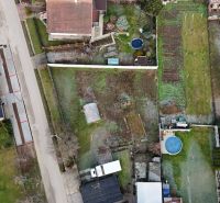 NOVÁ CENA Rovinatý pozemok v Pate 713 m² - bez rezervačnej zálohy - Letecký pohľad na pozemky na bývanie v obci Pata so záhradami a bazénom.