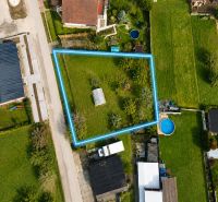 NOVÁ CENA Rovinatý pozemok v Pate 713 m² - bez rezervačnej zálohy - Stavebný pozemok v Pate na predaj, s vyznačenými hranicami v obývanej oblasti.