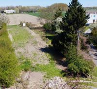 Priestor pre váš vysnívaný domov – pozemok 1114 m² - Horné Topoľníky - Zalesnený pozemok v Topoľníkoch s výhľadom na otvorené polia. Pozemky - bývanie.