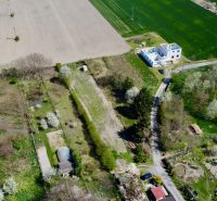Priestor pre váš vysnívaný domov – pozemok 1114 m² - Horné Topoľníky - Letecký pohľad na pozemky pre bývanie v Topoľníkoch, lemované zeleňou a cestami.