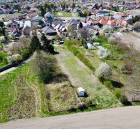 Priestor pre váš vysnívaný domov – pozemok 1114 m² - Horné Topoľníky - Pohľad na pozemky na bývanie v Topoľníkoch s viditeľnými záhradami a stavbami.