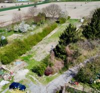 Priestor pre váš vysnívaný domov – pozemok 1114 m² - Horné Topoľníky - Pozemky - bývanie v Topoľníkoch s ovocnými stromami a kríkmi, ideálne pre záhradu.