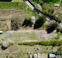 Priestor pre váš vysnívaný domov – pozemok 1114 m² - Horné Topoľníky - Letecký pohľad na pozemky na bývanie v Topoľníkoch, obklopené zeleňou a cestou.