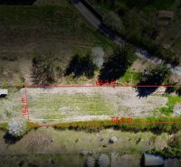 Priestor pre váš vysnívaný domov – pozemok 1114 m² - Horné Topoľníky - Letecký pohľad na pozemky na bývanie v Topoľníkoch so zelenými plochami a rozmermi.