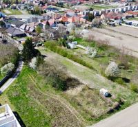 Priestor pre váš vysnívaný domov – pozemok 1114 m² - Horné Topoľníky - Záber na pozemky - bývanie v Topoľníkoch s okolitými domami a zeleňou.