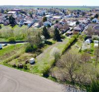 Priestor pre váš vysnívaný domov – pozemok 1114 m² - Horné Topoľníky - Letecký pohľad na pozemky v Topoľníkoch, vhodné na bývanie s výstavbou domov.