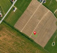 Slnečný pozemok, kde sa nebudete obmedzovať | 733 m² Dubová - Letecký pohľad na pozemky - bývanie v Dubovej so zvýrazneným miestom na výstavbu.