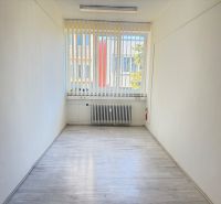 Prenájom centrum Galanty - Úzka kancelária s podlahou s dreveným dekorom a veľkým oknom.