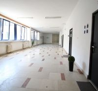 Prenájom centrum Galanty - Chodba v kanceláriách s veľkými oknami a dlaždicovou podlahou.