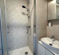 Plne vybavená garzónka s 24/7 strážnou službou a klímou – Kysucká - Sprchový kút s keramickými obkladmi v kúpeľni garsónky.