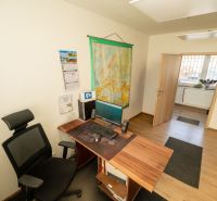 PREVÁDZKOVÝ AREÁL– HALA, ADMINISTRATÍVA, POZEMOK 1405 m² - B. Bystrica - Kancelária so stolom a počítačom, podlaha s dreveným dekorom, zvláštne nehnuteľnosti.
