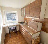 PREVÁDZKOVÝ AREÁL– HALA, ADMINISTRATÍVA, POZEMOK 1405 m² - B. Bystrica - Kuchyňa so skriňami s dreveným dekorom a stolom, Zvláštne nehnuteľnosti.