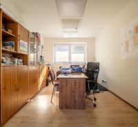PREVÁDZKOVÝ AREÁL– HALA, ADMINISTRATÍVA, POZEMOK 1405 m² - B. Bystrica - Kancelária so stolom, stoličkami, skriňou a podlahou s dreveným dekorom. Zvláštne nehnuteľnosti.