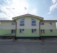 PREVÁDZKOVÝ AREÁL– HALA, ADMINISTRATÍVA, POZEMOK 1405 m² - B. Bystrica - Budova so zelenou fasádou, parkovisko, Stavebná, Majer, Banská Bystrica, Zvláštne nehnuteľnosti.