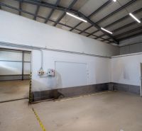 PREVÁDZKOVÝ AREÁL– HALA, ADMINISTRATÍVA, POZEMOK 1405 m² - B. Bystrica - Industriálny interiér s bielymi stenami a betónovou podlahou. Zvláštne nehnuteľnosti.