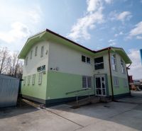 PREVÁDZKOVÝ AREÁL– HALA, ADMINISTRATÍVA, POZEMOK 1405 m² - B. Bystrica - Budova v meste Majer, Banská Bystrica s jasnou modrou oblohou. Zvláštne nehnuteľnosti.