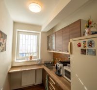 PREVÁDZKOVÝ AREÁL– HALA, ADMINISTRATÍVA, POZEMOK 1405 m² - B. Bystrica - Kuchynka so spotrebičmi, podlaha s dreveným dekorom, Zvláštne nehnuteľnosti.