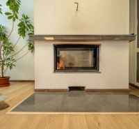 PREVÁDZKOVÝ AREÁL– HALA, ADMINISTRATÍVA, POZEMOK 1405 m² - B. Bystrica - Krbové kachle so sklom, vedľa rastlina. Podlaha s dreveným dekorom, zvláštne nehnuteľnosti.