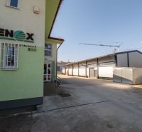 PREVÁDZKOVÝ AREÁL– HALA, ADMINISTRATÍVA, POZEMOK 1405 m² - B. Bystrica - Priemyselná zóna v Stavebnej, Majer, okres Banská Bystrica s administratívnou budovou.