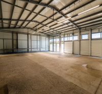 PREVÁDZKOVÝ AREÁL– HALA, ADMINISTRATÍVA, POZEMOK 1405 m² - B. Bystrica - Priemyselný interiér so svetlami a oceľovou konštrukciou, určený na zvláštne nehnuteľnosti.