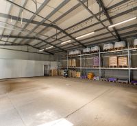 PREVÁDZKOVÝ AREÁL– HALA, ADMINISTRATÍVA, POZEMOK 1405 m² - B. Bystrica - Sklad obilia so železnou konštrukciou a betónovou podlahou; Zvláštne nehnuteľnosti.