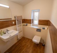 PREVÁDZKOVÝ AREÁL– HALA, ADMINISTRATÍVA, POZEMOK 1405 m² - B. Bystrica - Kúpeľňa so záchodom, umývadlom a podlahou s dreveným dekorom v Zvláštnych nehnuteľnostiach.