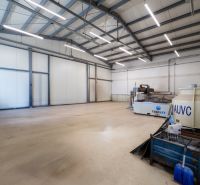 PREVÁDZKOVÝ AREÁL– HALA, ADMINISTRATÍVA, POZEMOK 1405 m² - B. Bystrica - Priemyselný priestor v kategórii Zvláštne nehnuteľnosti s vysokým stropom a osvetlením.