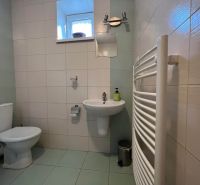 Prenájom 2i bytu Liptovský Mikuláš- Ondrášová  - Kúpeľňa v 2-izbovom byte s toaletou, umývadlom a radiátorom na stene.