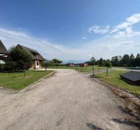Na predaj: Samostatná rekreačná chata pri Liptovskej Mare - Chata v Liptovskej Sielnici, príjazdová cesta, trávnatá plocha a pohľad na hory.