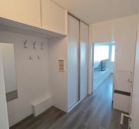 Na prenájom 1 izbový byt, 34 m2, Bratislava, Petržalka, Lachova ulica - Predsieň 1-izbového bytu so vstavanou skriňou a podlahou s dreveným dekorom.