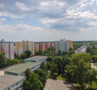 Na prenájom 1 izbový byt, 34 m2, Bratislava, Petržalka, Lachova ulica - Bratislava-Petržalka, Lachova: Pestrofarebné bytovky obklopené zeleňou a mestským prostredím.