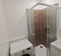 Na prenájom 1 izbový byt, 34 m2, Bratislava, Petržalka, Lachova ulica - Kúpeľňa so sprchovacím kútom a práčkou v 1-izbovom byte.
