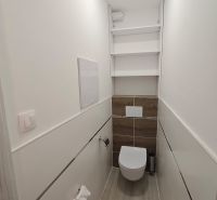 Na prenájom 1 izbový byt, 34 m2, Bratislava, Petržalka, Lachova ulica - Útulná kúpeľňa s podlahou s dreveným dekorom v 1-izbovom byte.